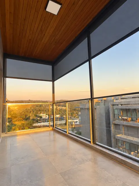 Cam balkon uygulamasının iç mekândan görünümü